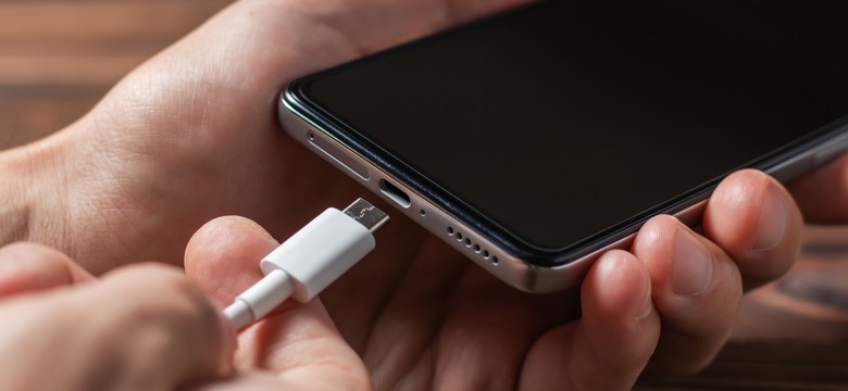 Ładujesz telefon w ten sposób? Więcej tak nie rób
