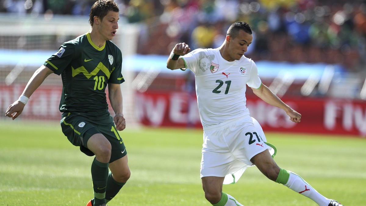Reprezentacja Algierii remisuje do przerwy z drużyną Słowenii 0:0 w meczu grupy C piłkarskich mistrzostw świata, które odbywają się Republice Południowej Afryki. Na boisku oglądamy typowy mecz walki, a najgroźniejsze okazje obie drużyny stworzyły na początku i pod koniec pierwszej części gry.