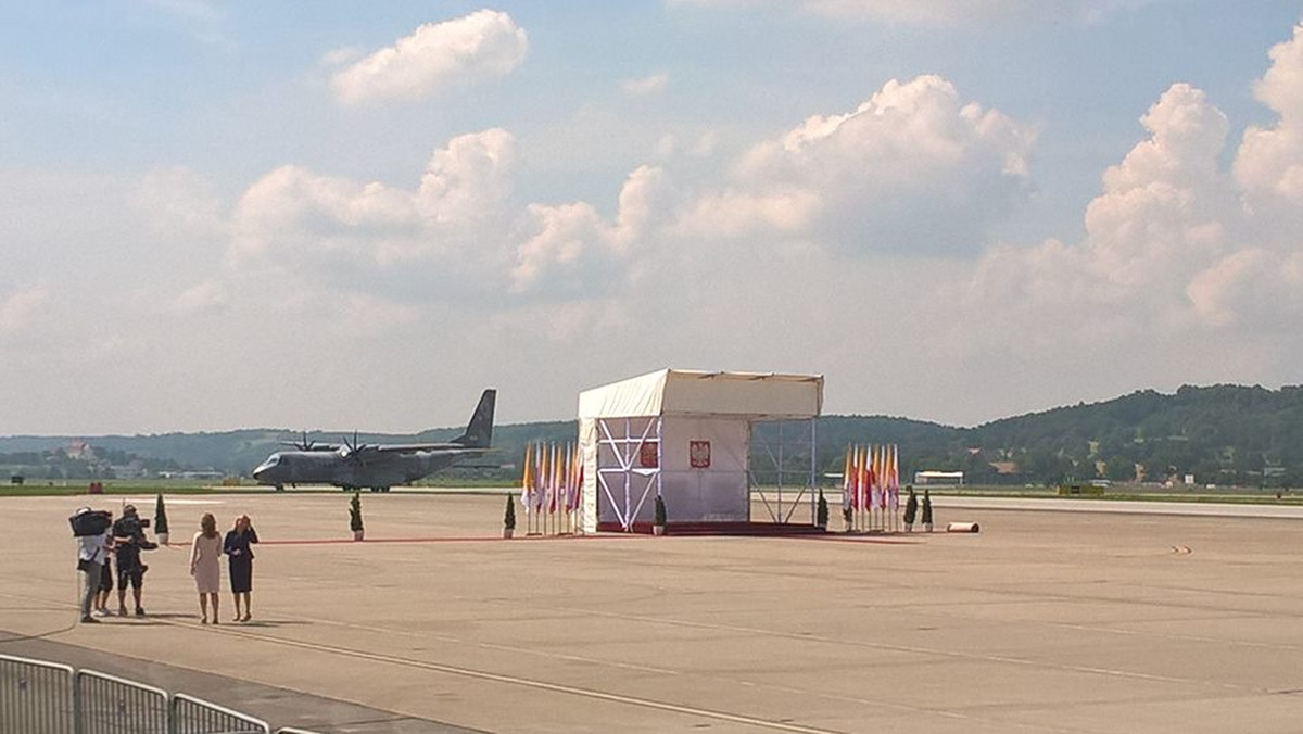 W drugi dzień Światowych Dni Młodzieży do Polski ma przylecieć papież Franciszek. Już tylko minuty dzielą nas od powitania Ojca Świętego na ŚDM. Samolot linii Alitalia wystartował z Rzymu o godzinie 14 i ma przybyć na podkrakowskim lotnisko w Balicach ok. godziny 16. Na Ojca Świętego czekają już pierwsi wierni, na trasie przejazdu ustawiają się pielgrzymi.