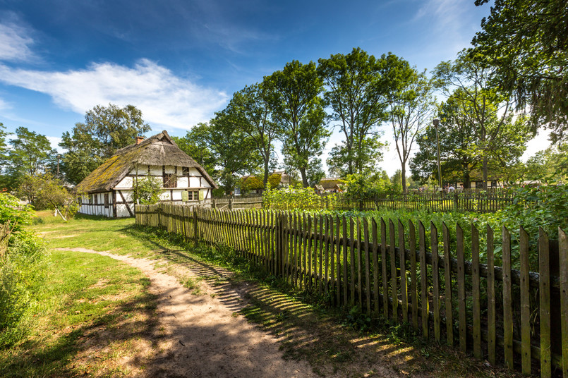 Wieś Kluki Kluki to dawna wieś słowińska w powiecie słupskim, w gminie Smołdzino, na Wybrzeżu Słowińskim i nad jeziorem Łebsko (obszar Słowińskiego Parku Narodowego). Osada została założona w XVI w. jako wieś Otok (Wottok, Wittock). Pod koniec XVIII w. wieś rozbudowano i zmieniono nazwę na Kluki (od nazwiska pierwszych mieszkańców). Jednocześnie wieś rozbudowała się na południe, dając początek nowym osadom (dziś nieistniejącym): Kluki Ciemińskie, Kluki Żeleskie i Pawełki. Do dziś zachowały się tu unikatowe chałupy ryglowe kryte strzechą lub gontem. Do początku lat 70. ubiegłego wieku wieś zamieszkiwała autochtoniczna ludność pochodzenia słowińskiego. Dzisiaj pozostało zaledwie kilku autochtonów.