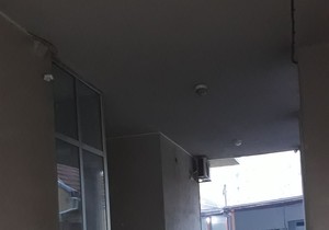 NIS02 ulaz u zgradu gde je napdanut geometar foto Branko Janackovic