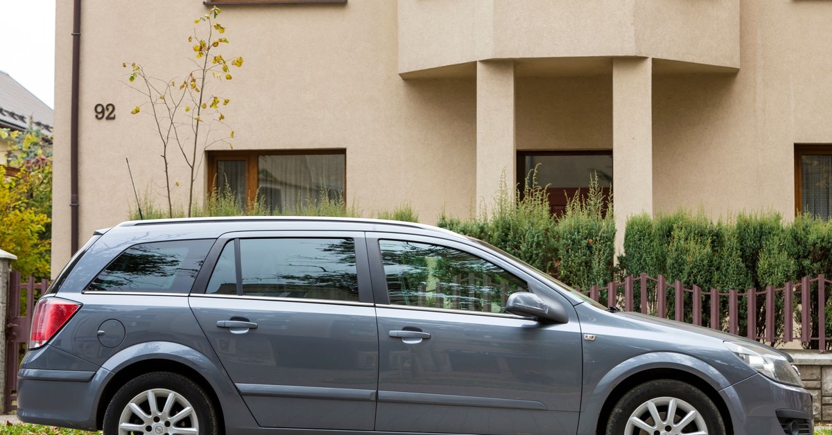 Uciążliwy sąsiad parkuje przed moim domem każdego dnia. Co zrobić? Czy sąsiad ma prawo parkować pod moim oknem?