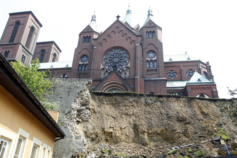 CZELADŹ MUR KOŚCIELNY OSUWISKO