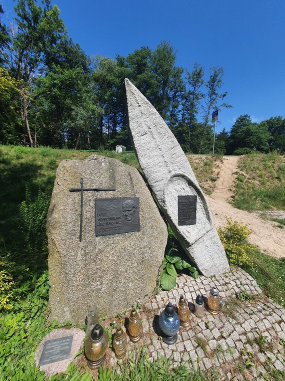 Obelisk w Barnimiu upamiętniający pobyt Karola Wojtyły nad Drawą