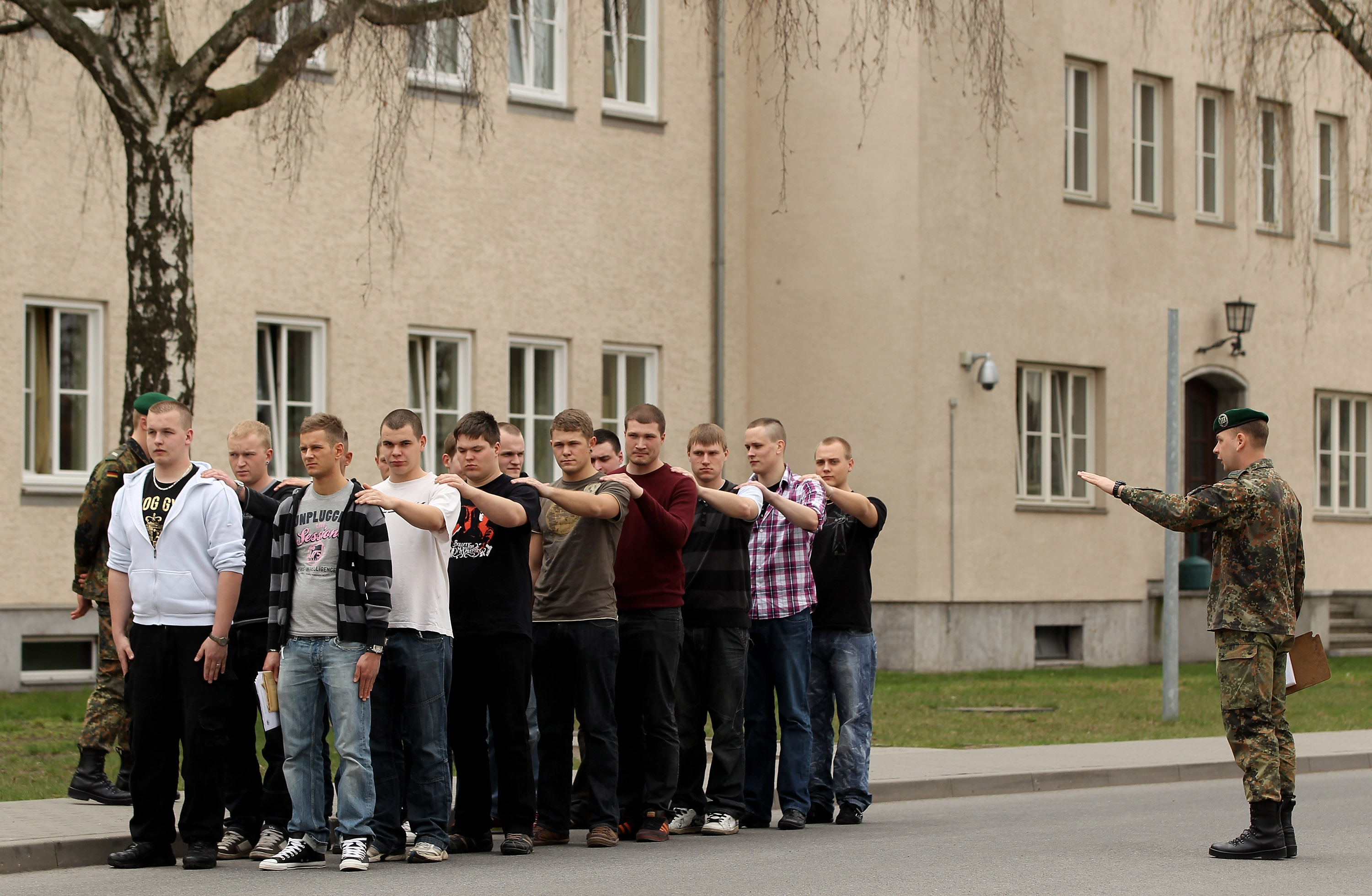 Außenminister fordert sofortige Wehrpflicht-Rückkehr