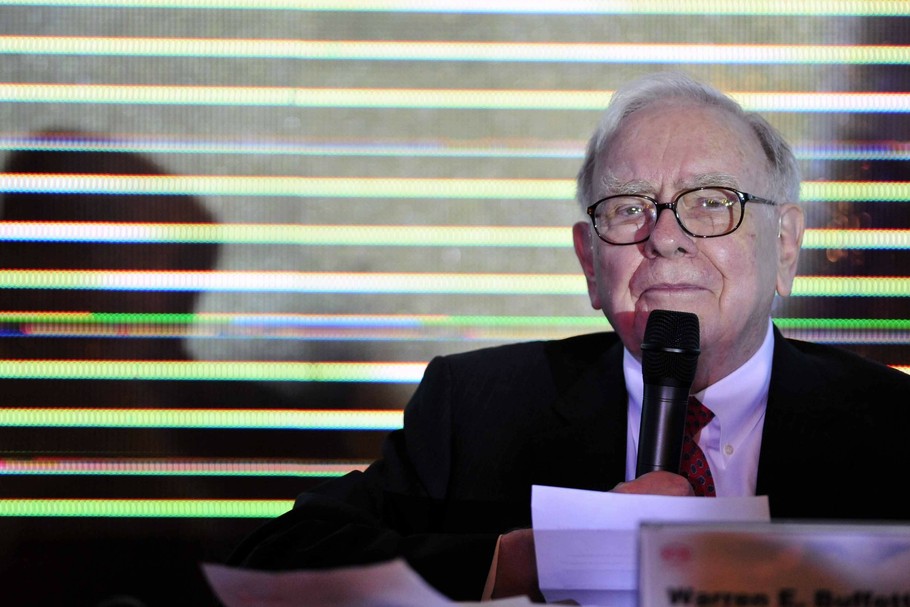 Warren Buffet doskonale wiedział, jak poradzić sobie z rosnącą inflacją. Wiadomo, do jakich zasad się stosował. Te były skuteczne, bo w 2008 r. Buffett został najbogatszym człowiekiem na świecie i od tamtego czasu z fortuną wycenianą na 117 mld dol., 91-letni miliarder utrzymuje się w top-5 najbogatszych przedsiębiorców