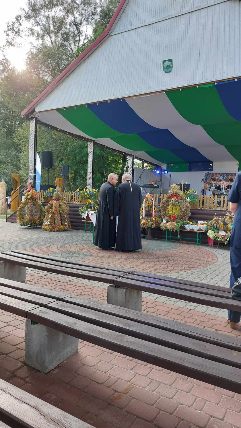 Dożynki w Narewce. Miejscowy ksiądz i pop ustalają swój udział w uroczystościach.