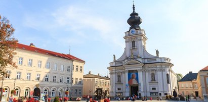 Awantura w Wadowicach. Burmistrz usunął symbole papieskie z logo?