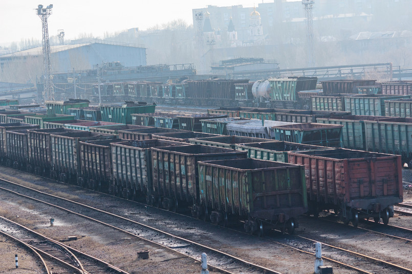 Zdaniem branży odczuwalny jest deficyt od 1 do 2 tys. wagonów. To oznacza, że nie udaje się przetransportować 55–110 tys. ton węgla na dobę