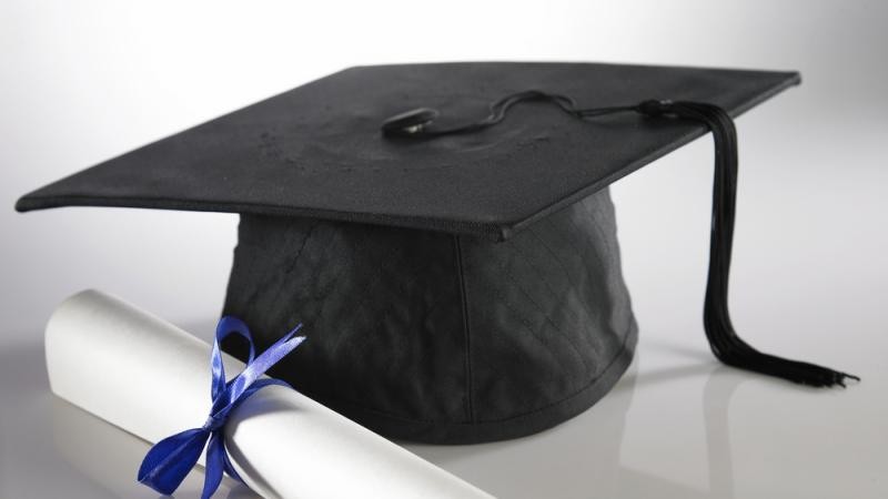 <b>Zmiany w ustawie Prawo o szkolnictwie wyższym</b>
<br>
<br>
W grudniu 2012 roku Rada Ministrów przyjęła projekt ustawy o zmianie ustawy Prawo o szkolnictwie wyższym oraz niektórych innych ustaw, przedłożony przez ministra nauki i szkolnictwa wyższego. Nowe przepisy w założeniu służyć mają skuteczniejszej walce z plagiatami prac dyplomowych i naukowych oraz sprawniejszemu postępowaniu dyscyplinarnemu wobec wykładowców naruszających prawo, co ma wzmocnić rzetelność i etos akademicki w uczelniach. Rozwiązania te dopełnią reformę szkolnictwa wyższego, która weszła w życie 1 października 2011 r.