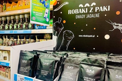 Chipsy, batony i mąka ze świerszczy w Carrefourze. Sieć sklepów rozszerza ofertę