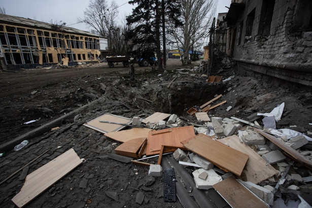 Na zdjęciu z 30.12.2022 ślady wojny w jednej z miejscowości w pobliżu frontu w obwodzie donieckim