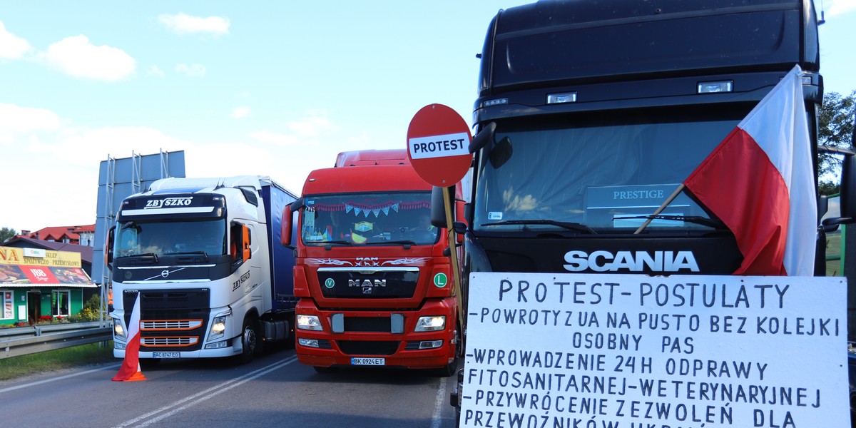 Kierowcy chcą, żeby Ukraińcy skrócili kolejki dla pustych ciężarówek. W proteście zablokowali przejście w Dorohusku. Puszczamy jedno auto na godzinę