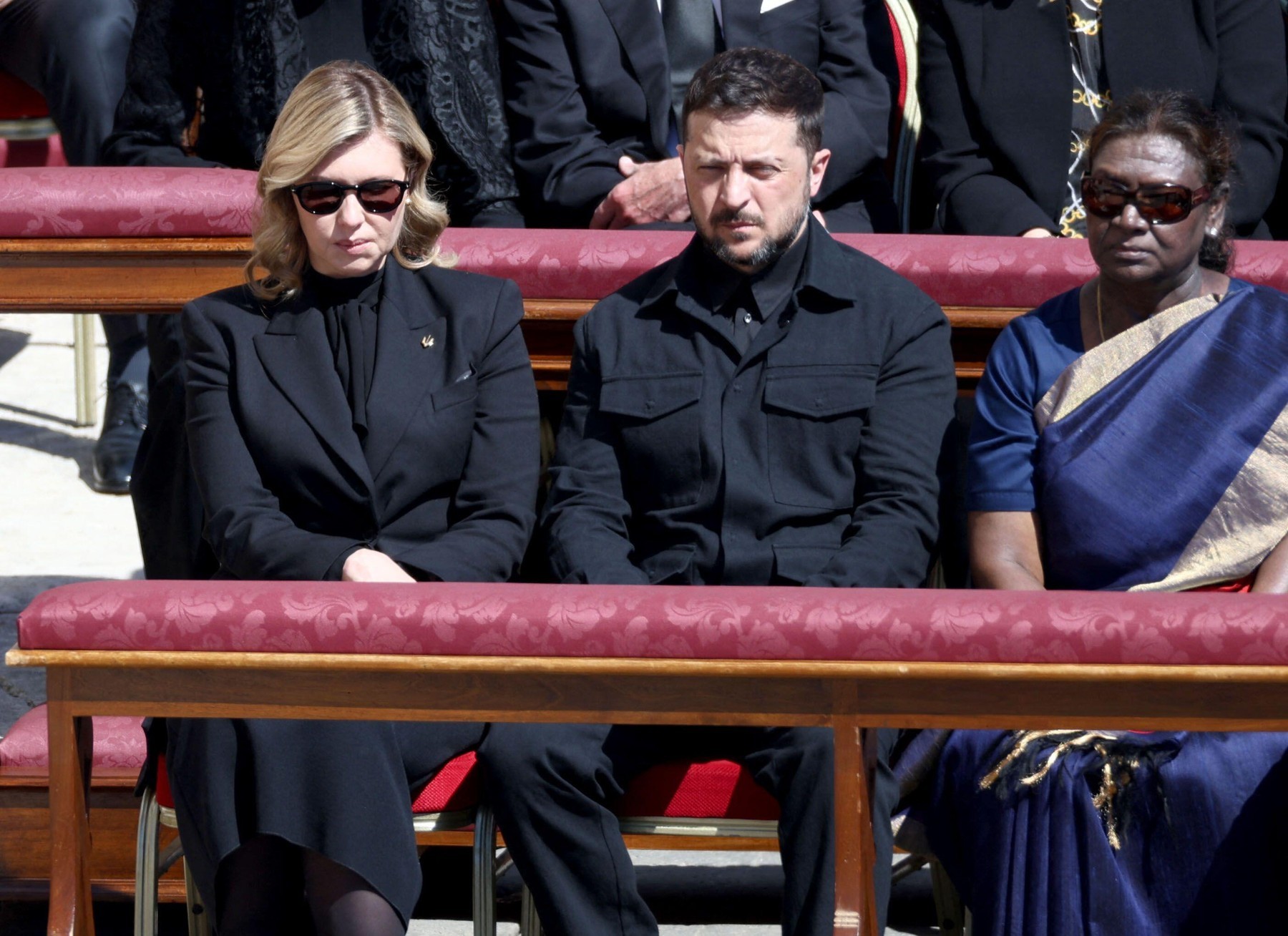Volodymyr Zelenskyj s manželkou Olenou na pohrebe pápeža Františka. 