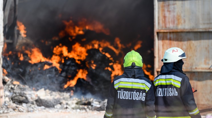 Füstölő raktárépület Devecserben / Fotó: MTI/Vasvári Tamás