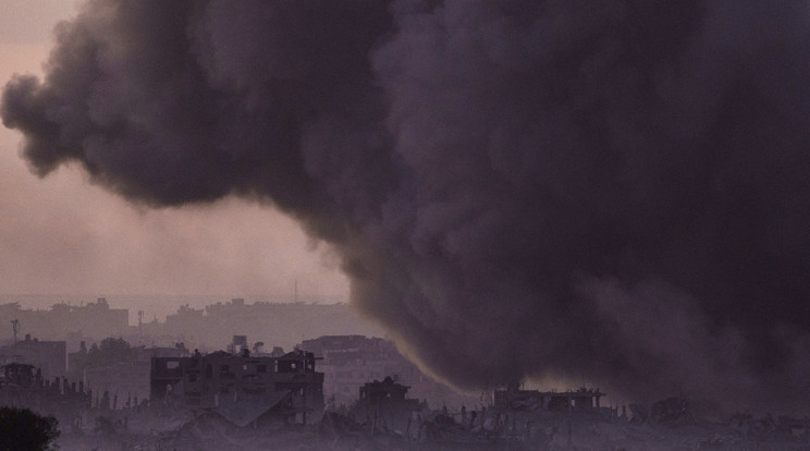 Izrael légicsapást mér a Gázai övezetre 2023. november 21-én/Fotó: MTI/AP/Leo Correa