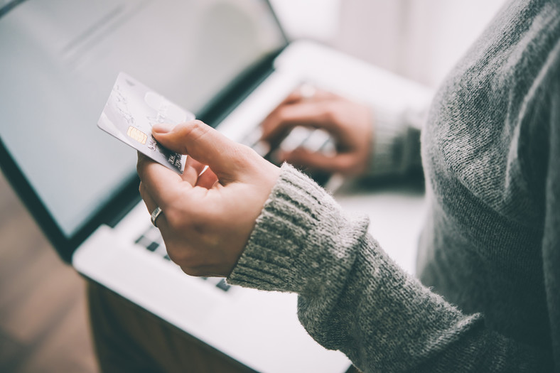 Podawanie danych karty płatniczej (gdzie znajduje się nr karty kredytowej) może być niebezpieczne