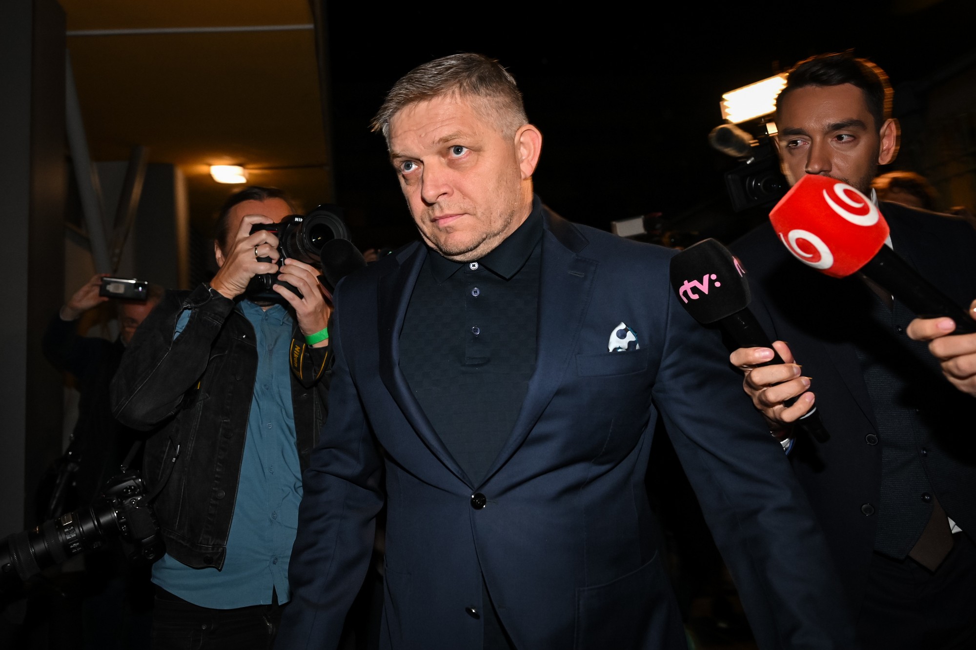 Predseda strany Smer - sociálna demokracia Robert Fico prichádza do volebnej centrály.