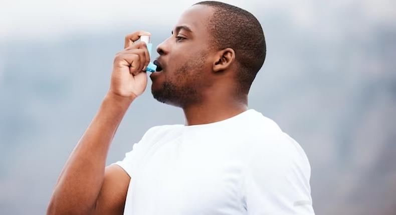 homme-noir-inhalateur-pour-asthme-forme-physique-courir-plein-air-medicaments-poumons-soins-sante-bi