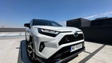 Ma silnik 2.5 i spala 3,7 l na 100 km. Toyota trzęsie rynkiem. Cena hitem