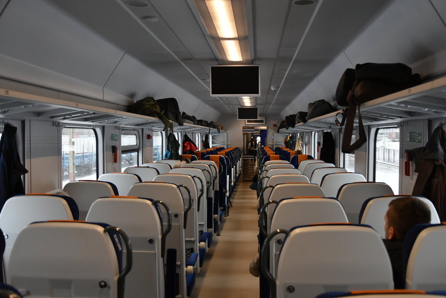 Wnętrze wagonu bez przedziałów 2 klasy w pociągu InterCity 'Hańcza'