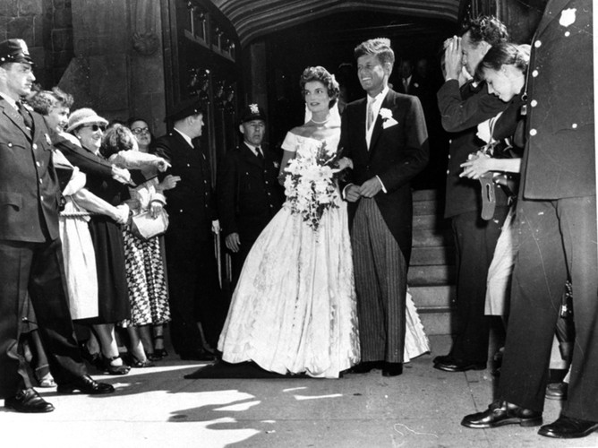 Najsłynniejsze suknie ślubne wszech czasów - Jacqueline Lee Bouvier, ślub z Johnem Kennedym.