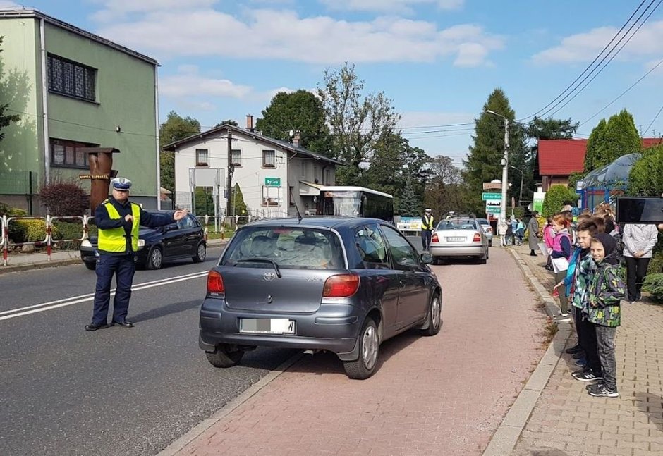 Jadą za szybko. Zatrzymują się na chodniku