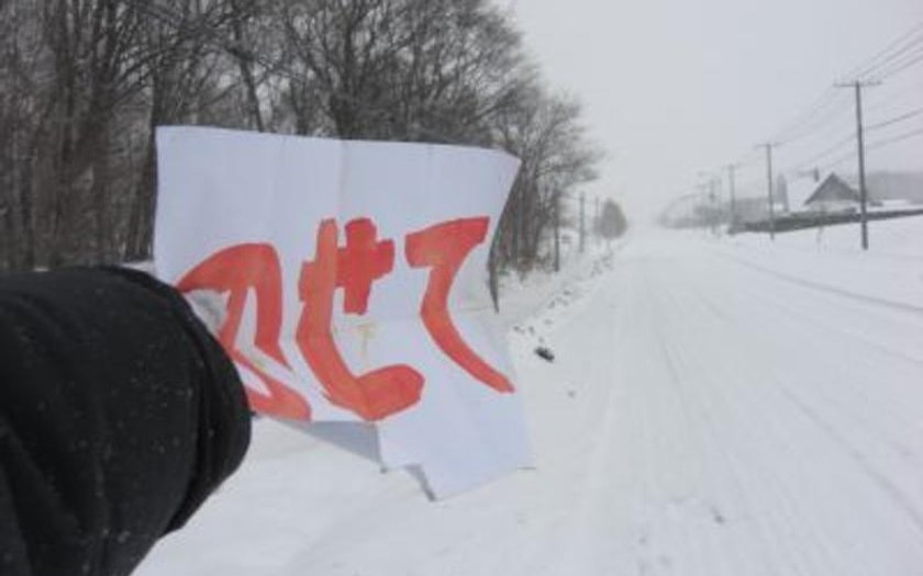 Zabrał matkę i córkę na stopa. Co zrobił, gdy usnęły?