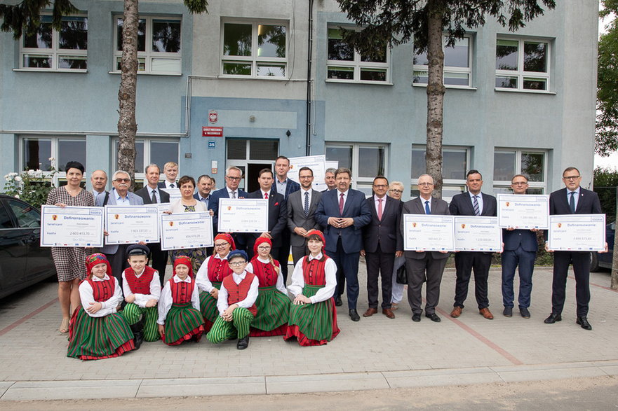 Jednostki samorządowe otrzymały dofinansowanie na inwestycje edukacyjno-sportowe od samorządu województwa łódzkiego