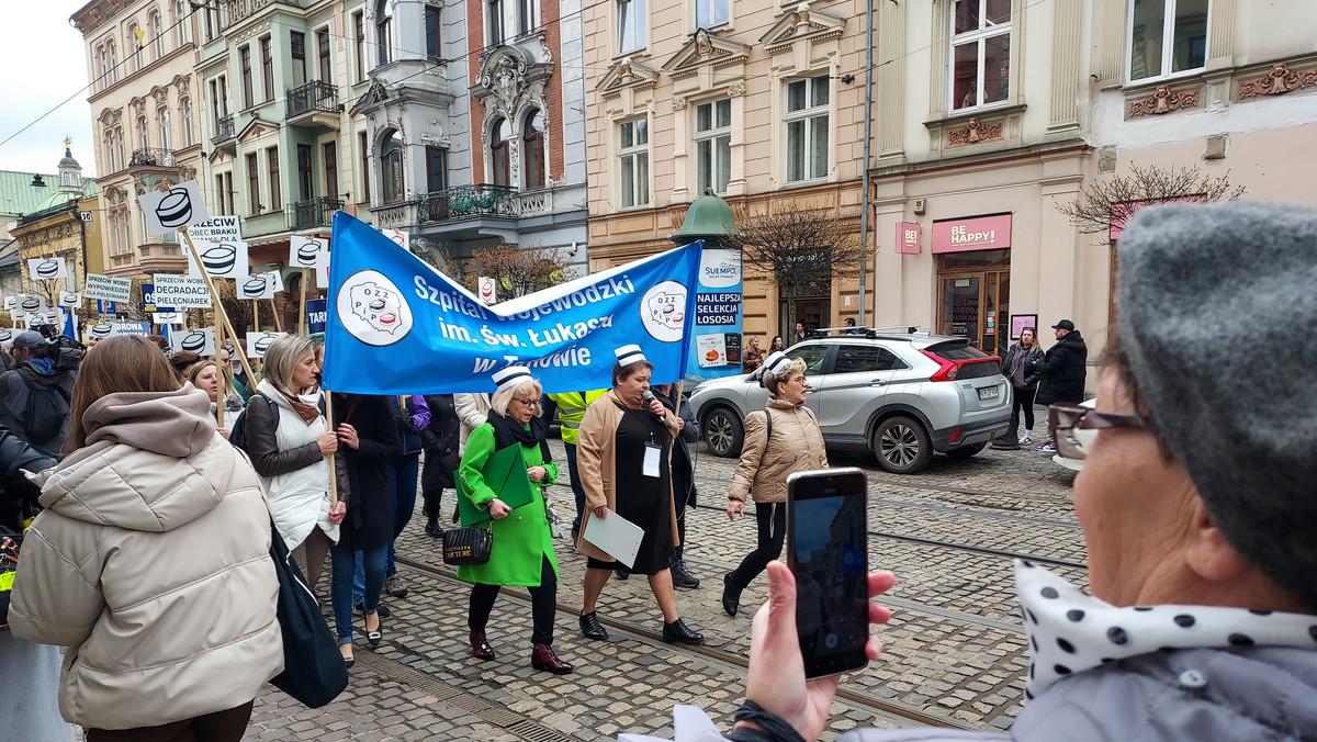 Pielęgniarki protestują i upominają się o pensje. "Ten zawód umiera"