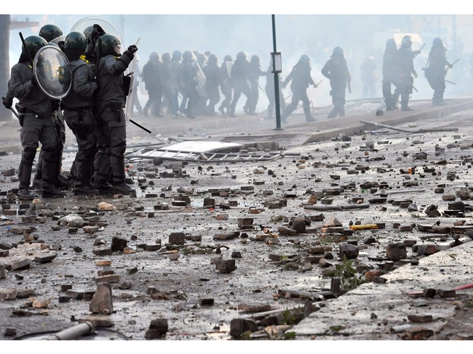 Starcia policji z protestantami na rzymskim placu San Giovanni. Zamaskowani manifestanci podpalali samochody, a także włoskie i europejskie flagi. Rzym, Włochy, 15 października 2011