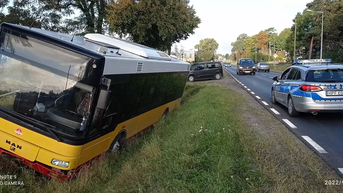 W Opocznie pijany kierowca wjechał autobusem miejskim do rowu