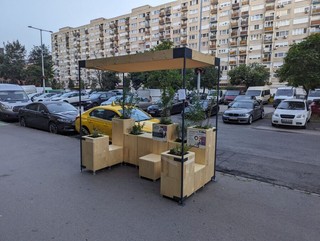 Drewniane konstrukcje w Krakowie zamiast drzew. Mają chronić przed upałami. W sieci zawrzało