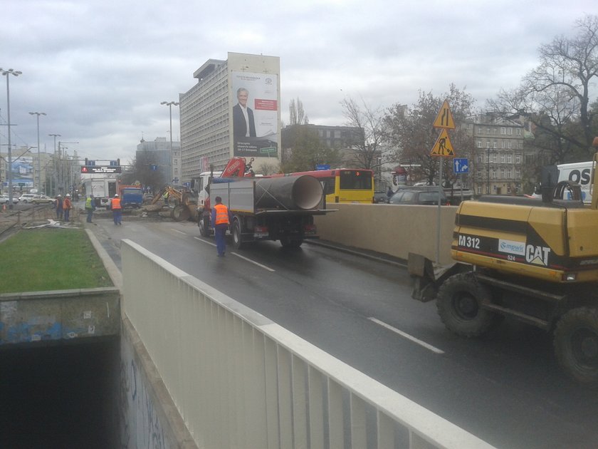 Ciężarówka z załadowaną na pace nową rurą