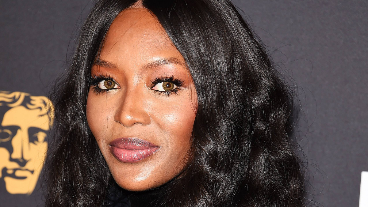 Naomi Campbell przyszła na lotnisko w kombinezonie ochronnym. Wszystko przez koronawirusa