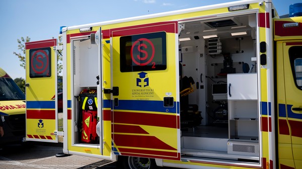 Na wyposażeniu ambulansu znajdują się m.in. mobilny system ECMO-Cardiohelp, mikropompy sercowe Impella, analizator parametrów krytycznych krwi EPOC, zaawansowany respirator transportowy, defibrylator oraz pompy infuzyjne.
