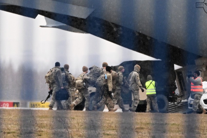 Wyładunek żołnierzy i sprzętu 82. Dywizji Powietrznodesantowej armii Stanów Zjednoczonych z samolotu transportowego Boeing C-17 Globemaster III na lotnisku w podrzeszowskiej Jasionce