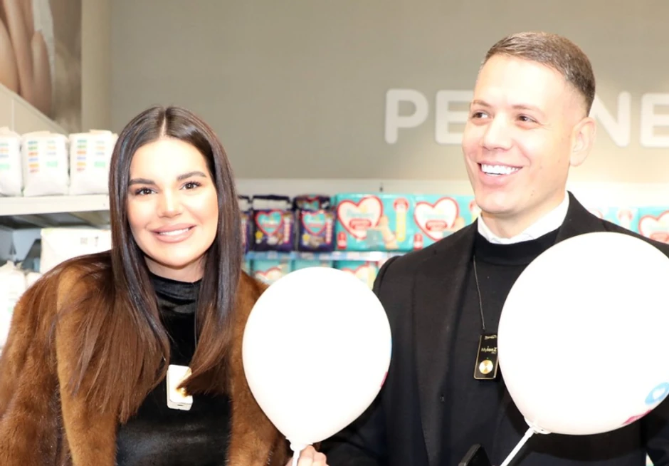 Jovana i Bogdan danas slave prvi rođendan sinu Jakovu: Balon u obliku broja jedan i gomila igračaka na podu