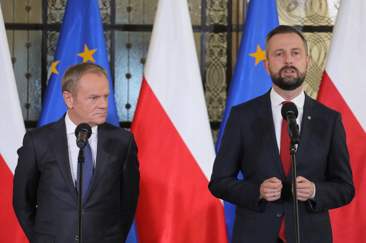Warszawa, 24.10.2023. Przewodniczący PO Donald Tusk (L) i lider Trzeciej Drogi Władysław Kosiniak-Kamysz (P) podczas wspólnego oświadczenia liderów ugrupowań opozycji przed spotkaniem z prezydentem Andrzejem Dudą. PAP/Paweł Supernak