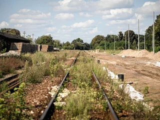 Małe postępy w pracach modernizacyjnych torów kolejowych na odcinku Lublin - Dęblin, wchodzącego w skład trasy Lublin - Warszawa. Przestój spowodowany jest brakiem płatności i dostarczania materiałów budowlanych podwykonawcom przez włoską firmę Astaldi .