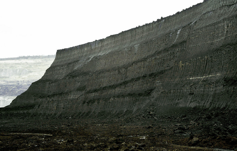Odkrywkowa kopalnia węgla brunatnego i elektrownia w Bełchatowie, należące do grupy PGE (5). Fot. Bloomberg.