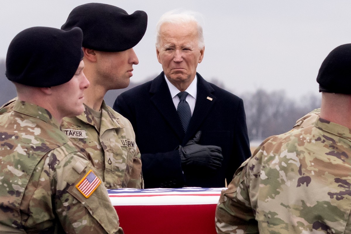 Joe Biden podczas ceremonii przekazania ciał amerykańskich żołnierzy