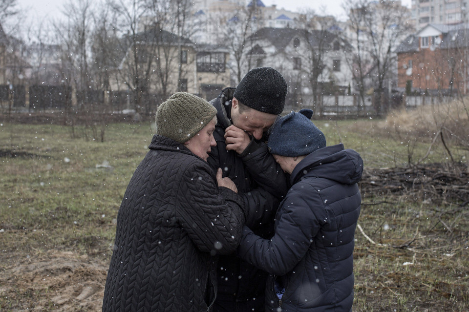 Bucza w obwodzie kijowskim. Rodzina opłakuje członka rodziny zabitego przez Rosjan