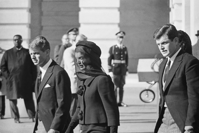 Jackie Kennedy i jej szwagrowie: Robert i Edward Kennedy