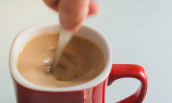 Dodaj łyżeczkę kakao do kawy. Ten napój działa jak dopalacz dla mózgu