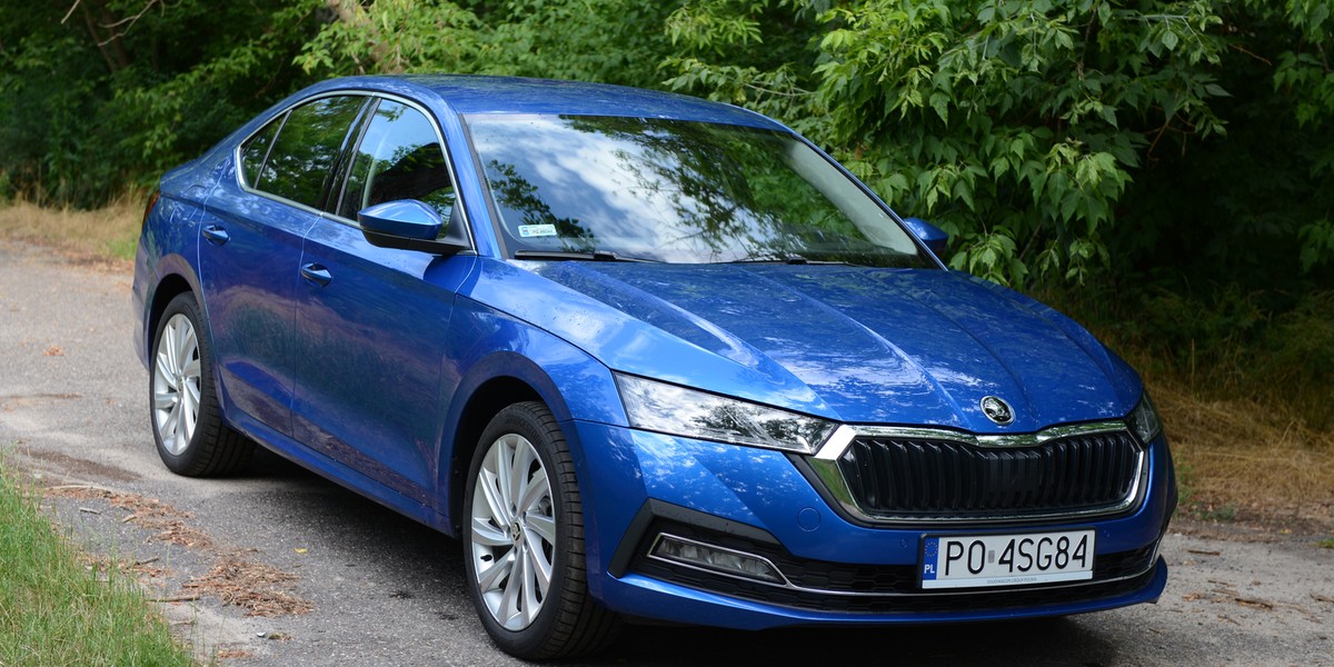 Skoda Octavia iV to hybryda, którą możemy ładować z gniazdka.