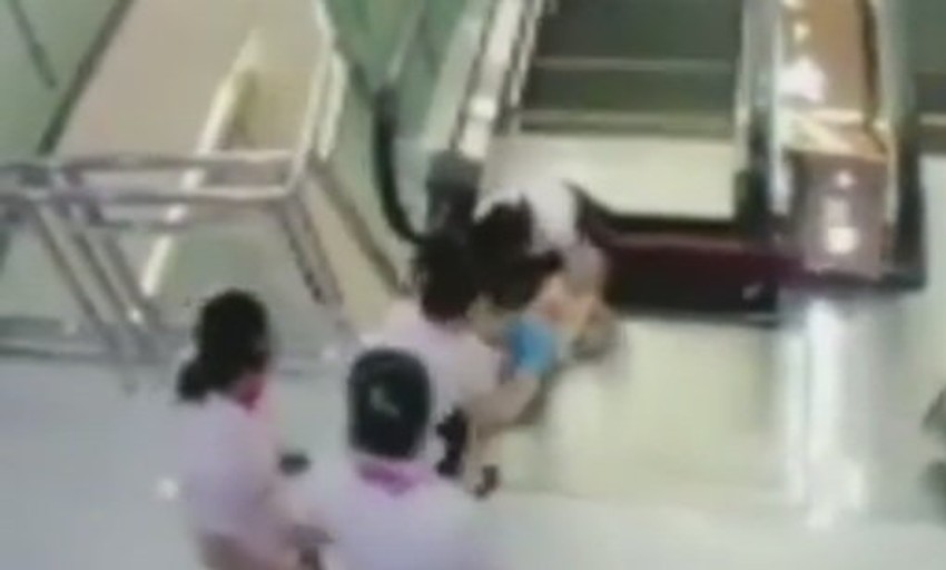 Trenutak kada žena propada kroz rupu u podu