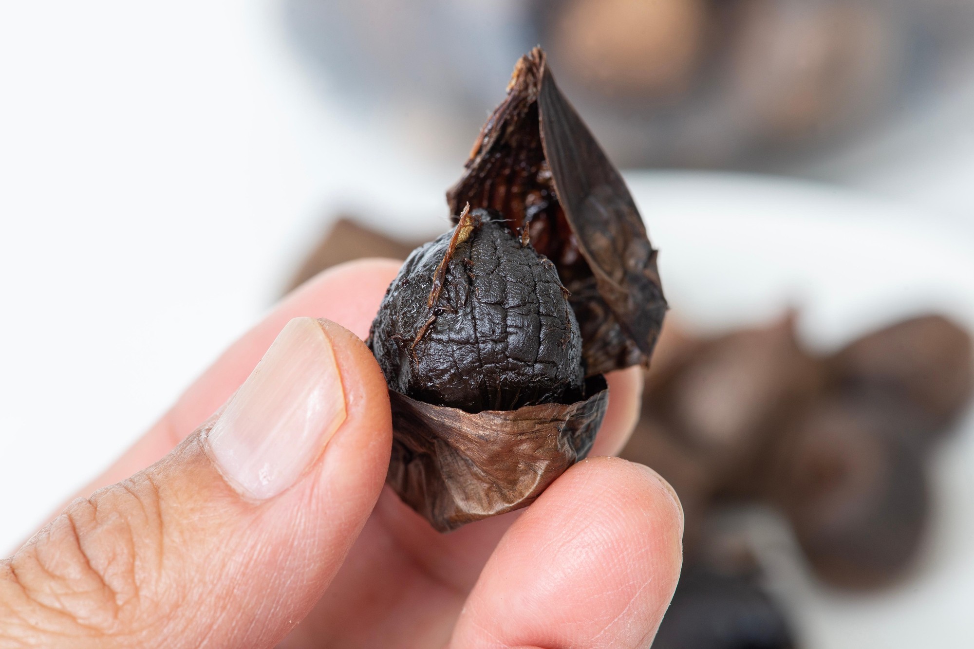 Cesnak sa musí fermentovať aspoň 21 dní, potom obsahuje veľké množstvo antioxidantov.