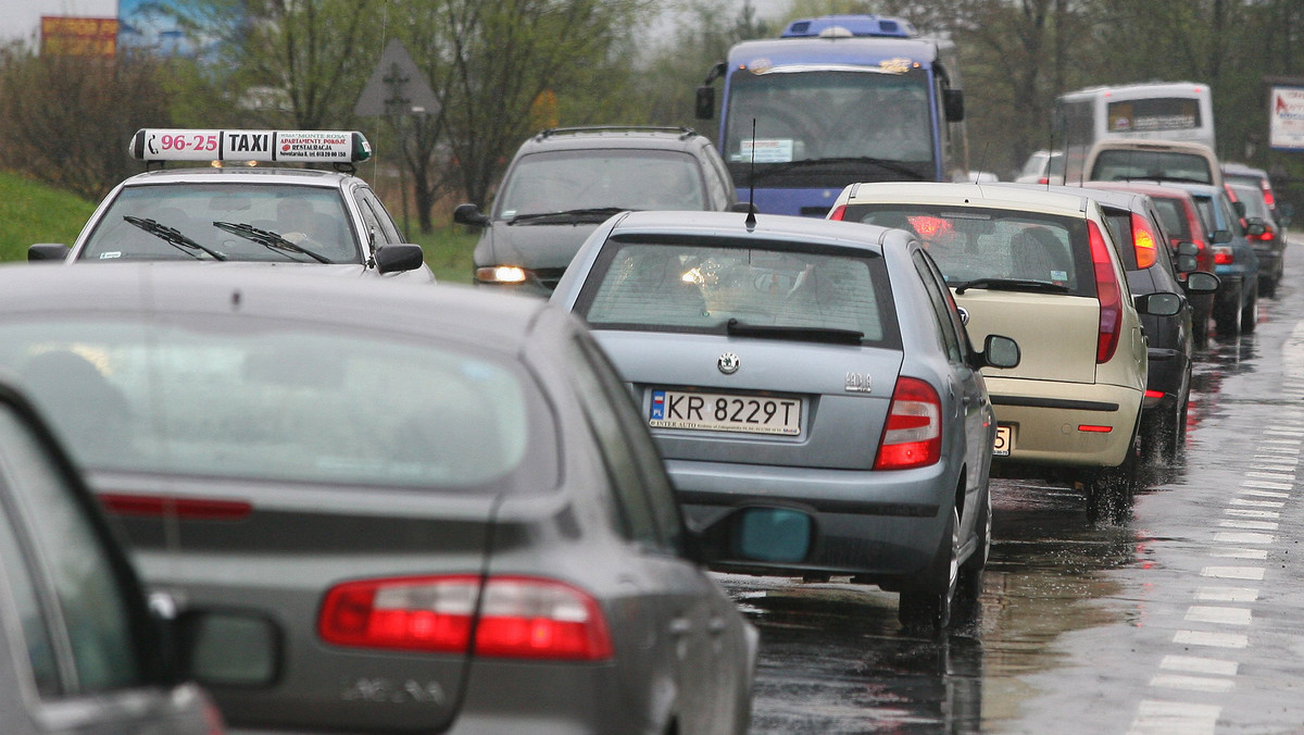 "Gazeta Wyborcza Kraków": Krakowscy kierowcy jeszcze przez długo nie będą cieszyć się z szybkiego poruszania się po mieście.