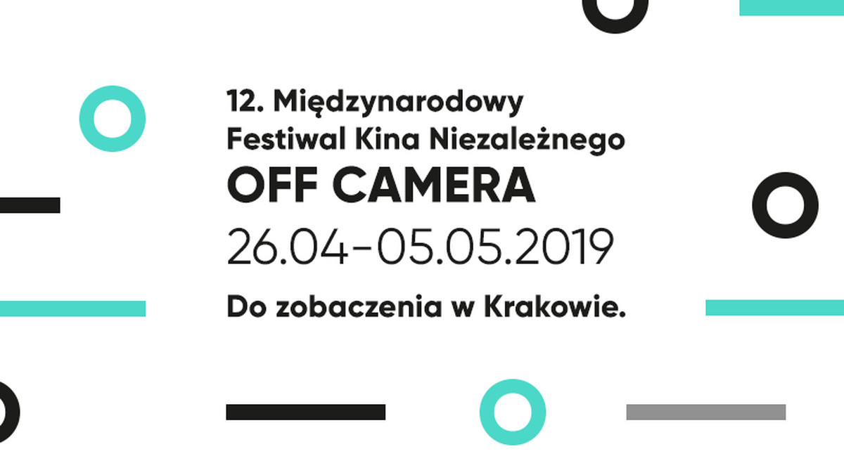 Kraków znowu będzie stolicą niezależnego kina. W piątek, 26 kwietnia startuje 12. Mastercard OFF CAMERA. Festiwal to nie tylko projekcje w salach kinowych, na dachach kamienic, czy na barce. To również, a może przede wszystkim, wydarzenia: konkursy, spotkania, dyskusje, koncerty i sekcje tematyczne. Zobaczmy, czego warto oczekiwać na festiwalu, który stał się wizytówką Krakowa. Przedstawiamy 10 najważniejszych wydarzeń Mastercard OFF CAMERA 2019.